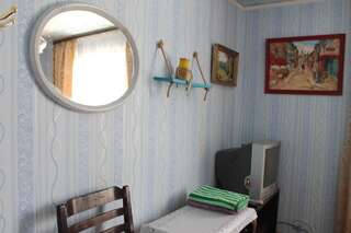 Гостиница Guest House on Atlasova Великий Устюг Двухместный номер с 1 кроватью и общей ванной комнатой-1